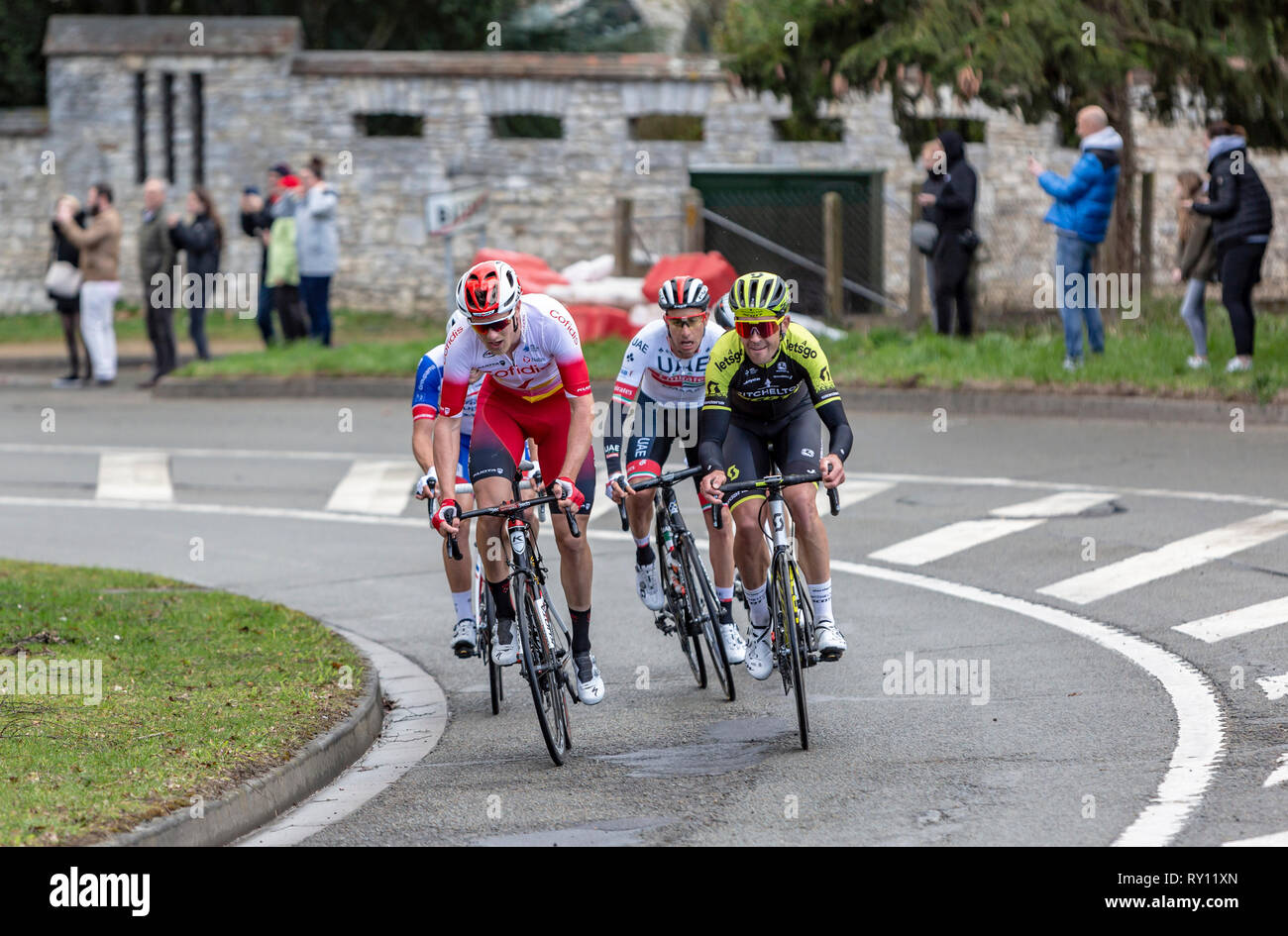 Beulle, Francia - 10 Marzo 2019: il gruppo dei ciclisti (Jack Bauer di Mitchelton-Scott, Bert Van Lerberghe del Team Cofidis, Fabio Aru del Team DEGLI EMIRATI ARABI UNITI Emirati) equitazione sulla Cote de Beulle durante la fase 1 della Parigi-nizza 2019. Credito: Radu Razvan/Alamy Live News Foto Stock