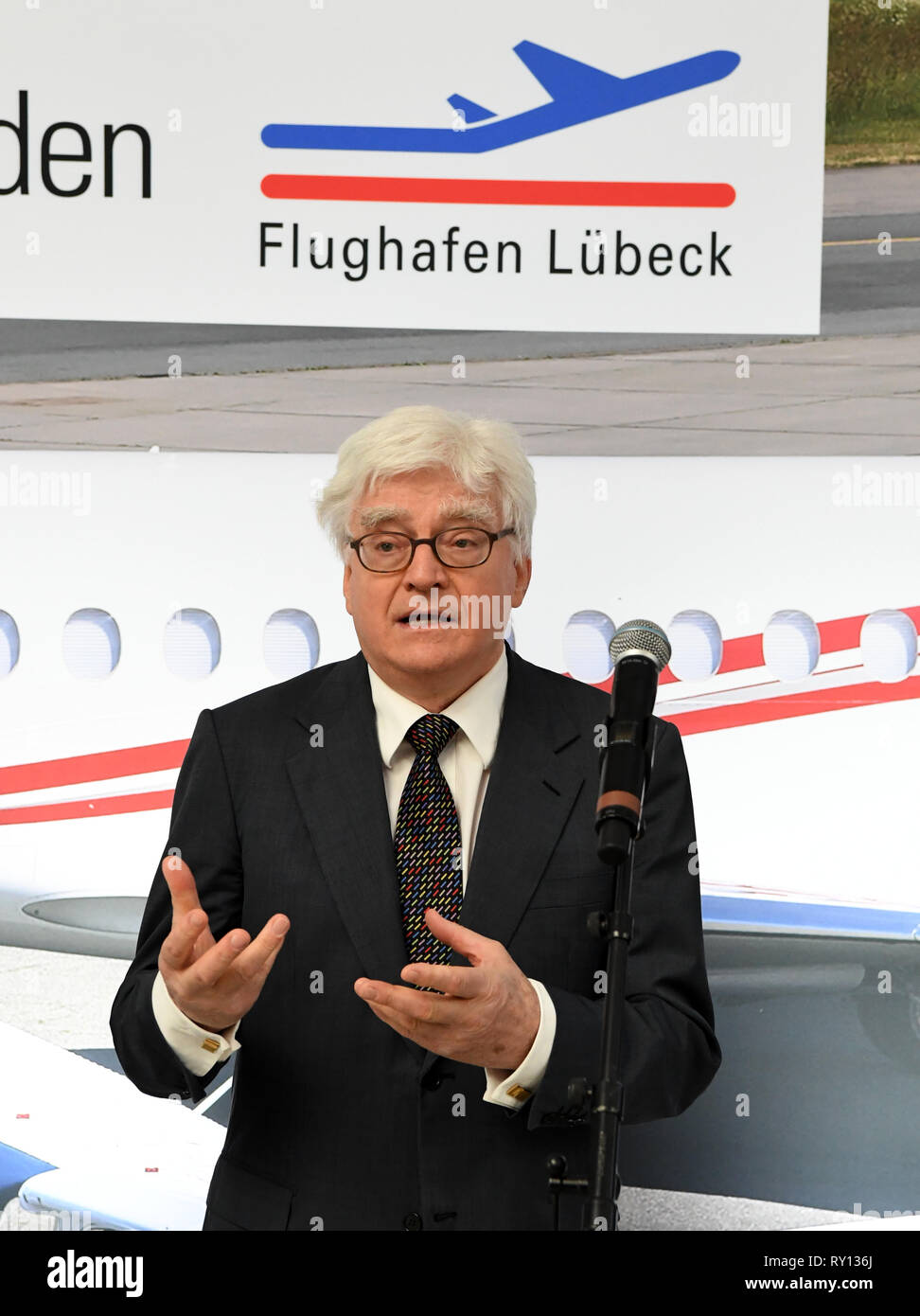 11 marzo 2019, Schleswig-Holstein, Lubecca: Winfried Stöcker, proprietario dell'Aeroporto di Lubecca, parla dopo la consegna della patente aeroportuale dell'Agenzia europea per la sicurezza aerea (EASA). L'EASA certificato conferma che l'aeroporto soddisfa i requisiti internazionali di sicurezza operativa, di organizzazione e di gestione. Foto: Carsten Rehder/dpa Foto Stock