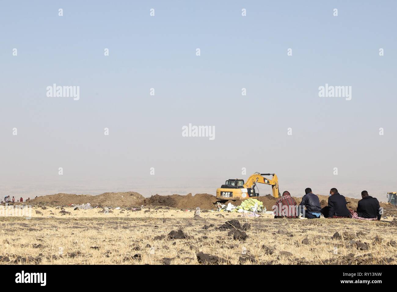 Addis Abeba. Undicesimo Mar, 2019. Foto scattata il 11 marzo 2019 mostra il sito del crash di un Ethiopian Airlines piano vicino Bishoftu città, circa 45 km dalla capitale Addis Abeba, in Etiopia. Il Nairobi-bound Boeing 737-8 MAX si è schiantato domenica, ad appena pochi minuti dal decollo da Addis Abeba Bole International Airport, uccidendo tutti 157 persone a bordo. In precedenza il lunedì, Ethiopian Airlines ha annunciato la sua decisione di sospendere le operazioni commerciali di tutti i Boeing 737-Max 8 aeromobili. Credito: Michael Tewelde/Xinhua/Alamy Live News Foto Stock