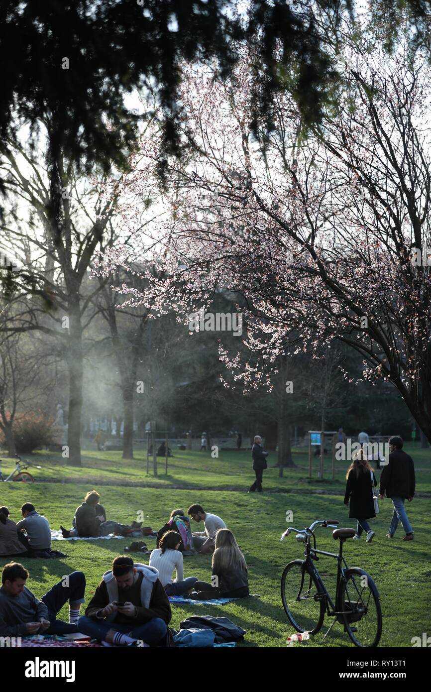 Roma, Italia. Decimo Mar, 2019. Persone appoggiano sul prato di Indro Montanelli Park in Milano, Italia, 10 marzo 2019. Credito: Cheng Tingting/Xinhua/Alamy Live News Foto Stock