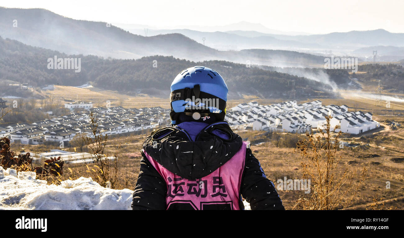 (190311) -- SHENYANG, 11 marzo 2019 (Xinhua) -- Zhao Yangshuaicheng guarda durante degli esercizi prima di una sessione di formazione a Shenyang Sport University, a Shenyang del nord-est della Cina di Provincia di Liaoning, il 23 gennaio, 2019. Ci sono una trentina di bambini da 8 a 16 anni studiando snowboard halfpipe a Shenyang Sport University. Alcuni di loro vogliono diventare atleti professionisti, e alcuni di loro vogliono solo per avere un assaggio di questo sport. Come Pechino 2022 Giochi invernali si avvicinò di più e più persone in Cina, compresi i giovani studenti, ha cominciato a imparare e partecipare al ghiaccio e sport sulla neve Foto Stock