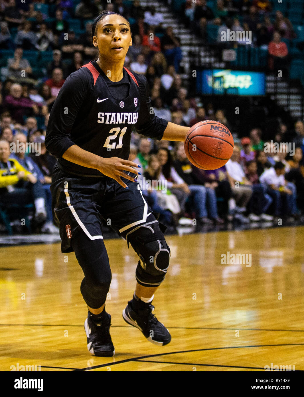 Mar 10 2019 Las Vegas NV, U.S.A. Stanford guard DiJonai Carrington (21) cerca di passare la palla durante il NCAA Pac 12 donne torneo di basket campionato tra la Oregon Ducks e Stanford Cardinali 64-57 win al MGM Grand Garden Arena di Las Vegas NV. Thurman James/CSM Foto Stock