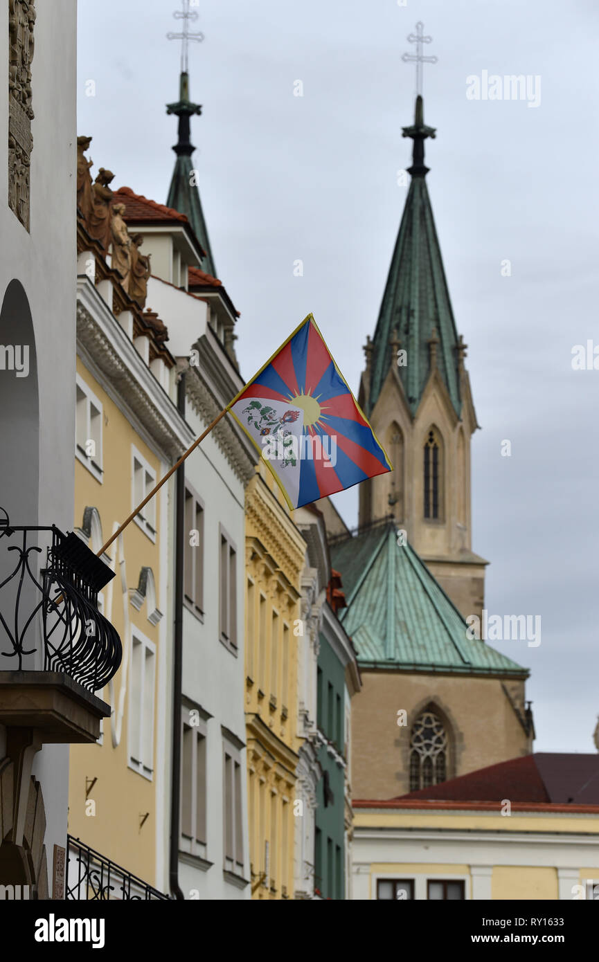 Kromeriz, Repubblica Ceca. Decimo Mar, 2019. Città consiglieri impiccati in alto la bandiera tibetana sul municipio di Kromeriz, Repubblica Ceca, il 10 marzo 2019, come un richiamo simbolico della anti-sommossa cinese nel 1959. Credito: Dalibor Gluck/CTK foto/Alamy Live News Foto Stock