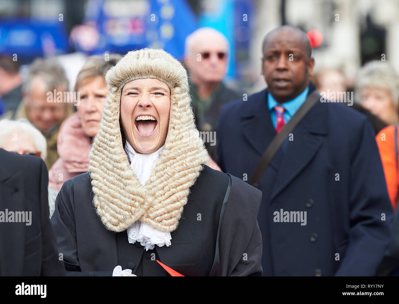 Londra, Regno Unito. Undicesimo Mar, 2019. Undicesimo Marzo 2019. Di recente nominato Queens consigli, sete, presso il Palazzo di Westminster, a seguito della cerimonia di giuramento nella cerimonia a Londra, Inghilterra. QC fuori Westminster Credito: Thomas Bowles/Alamy Live News Foto Stock