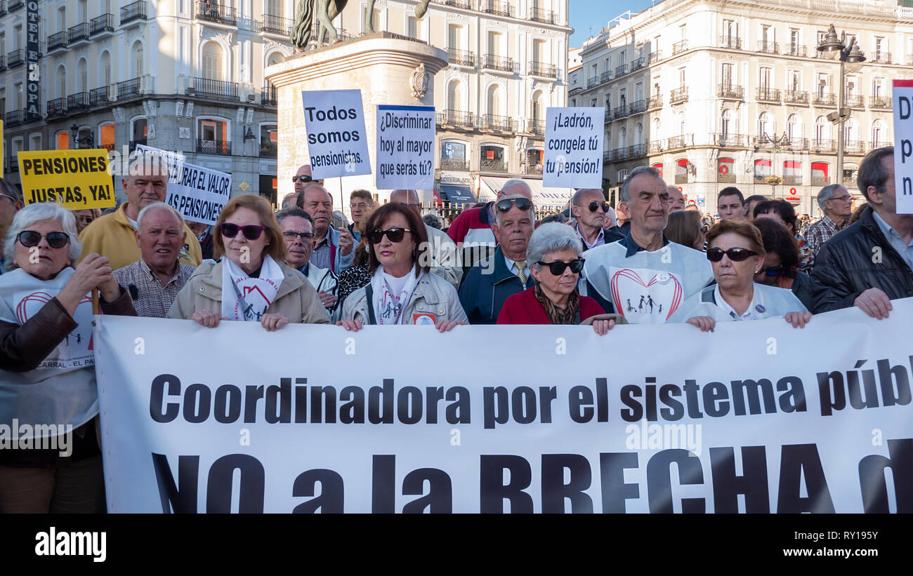 Madrid, Spagna. Undicesimo Mar, 2019. I sindacati hanno protestato a Puerta del Sol di Madrid contro tagli alle pensioni la raccolta di centinaia di persone. Nella foto, la gente alla protesta con cartelli che dicono "pensioni dignitose, ora!", "ci sono tutti i pensionati." e "Perché siete di discriminare il sambuco, quando si sta per essere uno in futuro?", Credito: Lora Grigorova/Alamy Live News Foto Stock