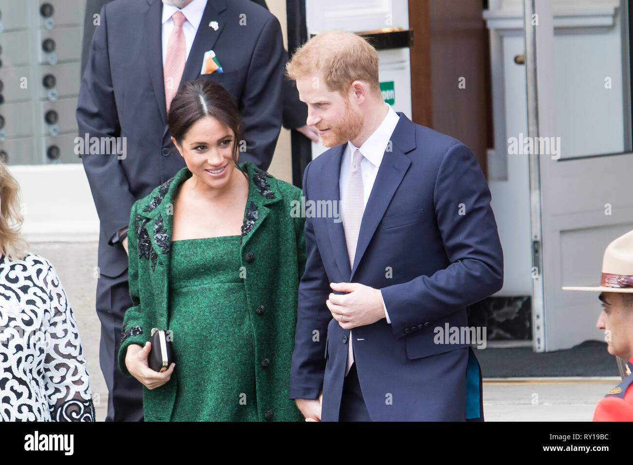 LONDON, Regno Unito - 11 Marzo: Meghan Markle e il principe Harry ricevere fiori dopo aver lasciato il Canada House di Londra UK Credit: Signor Pics/Alamy Live News Foto Stock