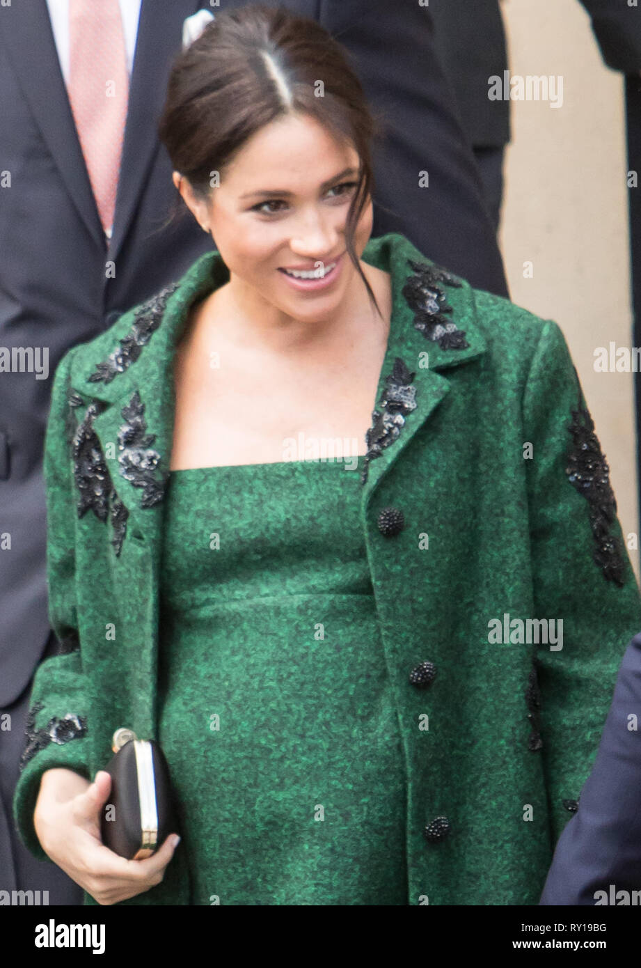 LONDON, Regno Unito - 11 Marzo: Meghan Markle e il principe Harry ricevere fiori dopo aver lasciato il Canada House di Londra UK Credit: Signor Pics/Alamy Live News Foto Stock