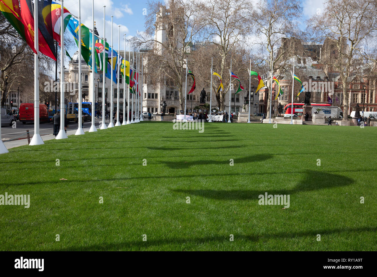 Londra, Regno Unito. Undicesimo Mar, 2019. Alcune delle bandiere circa il verde prato di Piazza del Parlamento, LONDRA, REGNO UNITO, oggi, in occasione della celebrazione del Giorno del Commonwealth. Credito: Joe/Alamy Live News Foto Stock