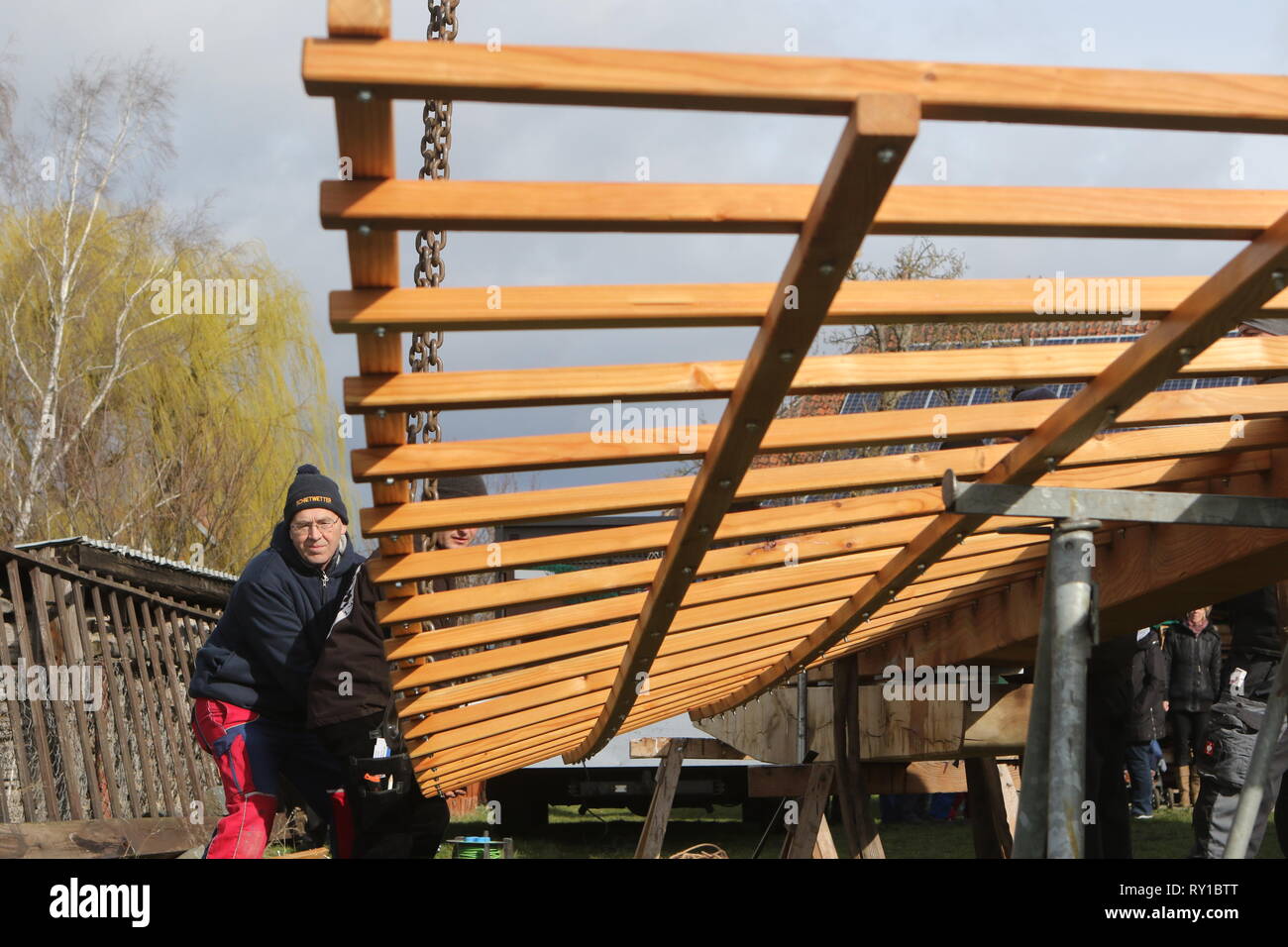 Danstedt, Germania. Undicesimo Mar, 2019. Mulino a lame sono montate al Bockwindmühle in Danstedt. Il funzionamento mulino è più di duecento anni. Costruito nel 1817, fu ricostruita dopo un incendio nel 1835. Il mulino è stato restaurato nel 1989. Oggi è gestito da un'associazione ed è anche messo in funzione ogni anno in occasione della tradizionale giornata di mulino. Dopo una pausa nelle operazioni, il mulino a vento è ora ottenere le nuove lame dopo trent'anni. Credito: Matthias Bein/dpa-Zentralbild/ZB/dpa/Alamy Live News Foto Stock