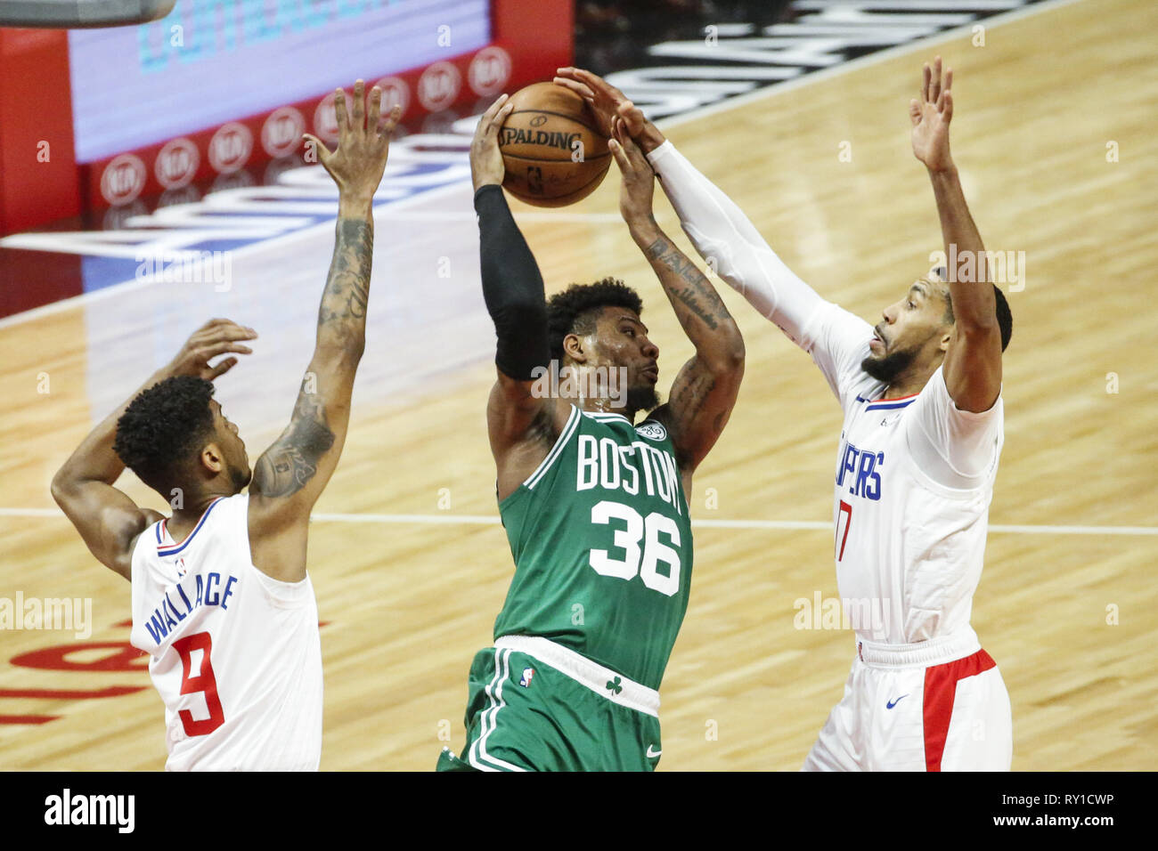 Los Angeles, California, USA. Undicesimo Mar, 2019. Boston Celtics' Marcus Smart (36) passa la palla mentre è difeso da Los Angeles Clippers' Garrett Temple (17) e Los Angeles Clippers' Tyrone Wallace (9) durante un'NBA Basketball gioco tra Los Angeles Clippers e Boston Celtics, lunedì, 11 marzo 2019, a Los Angeles. Credito: Ringo Chiu/ZUMA filo/Alamy Live News Foto Stock