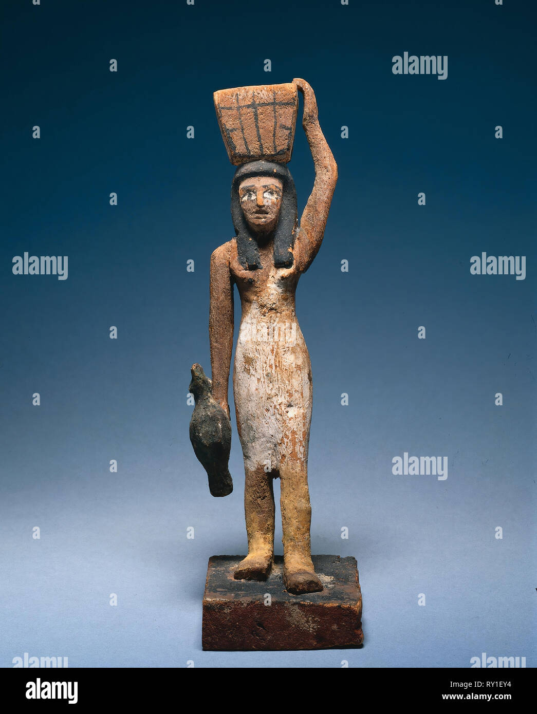 Offerta femmina Bearer, 2000-1801 A.C. Egitto, Regno di Mezzo, fine dinastia 11 alla dinastia dei primi 12. Legno dipinto, la figura di tamerici (?), la base del platano fig; complessivo: 25,8 x 7,9 x 12,2 cm (10 3/16 x 3 1/8 x 4 13/16 in Foto Stock