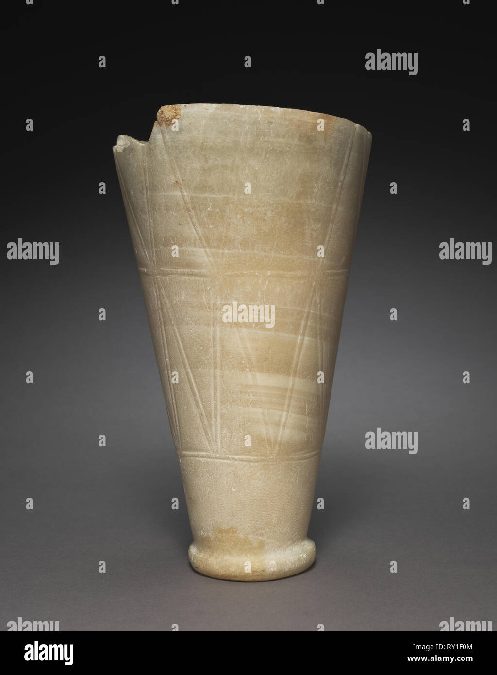 Vaso alto con modelli di corda, 2647-2454 A.C. Egitto, Saqqara, a nord del passo piramide, tomba 2305, scavi di J. E. Quibell, 1910-1911, Predynastic-Old unito, Dynasty 3, regno di Djoser, Dynasty 4, regno di Sneferu, 2628-2549 A.C. Il travertino; diametro: 13,1 cm (5 3/16 in.), in totale: 23,7 cm (9 5/16" Foto Stock