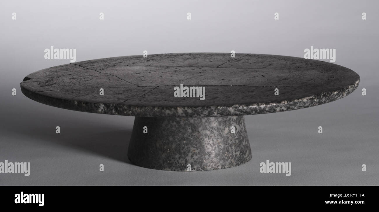Offrendo la tabella, 2770-2573 A.C. Egitto, probabilmente a Saqqara, a nord del passo piramide, scavi di J.E. Quibell, 1, periodo Predynastic, probabilmente dinastie 2-3. Anorthosit e gneiss; diametro: 30.4 cm (11 15/16 in.), in totale: 7,6 cm (3 in Foto Stock