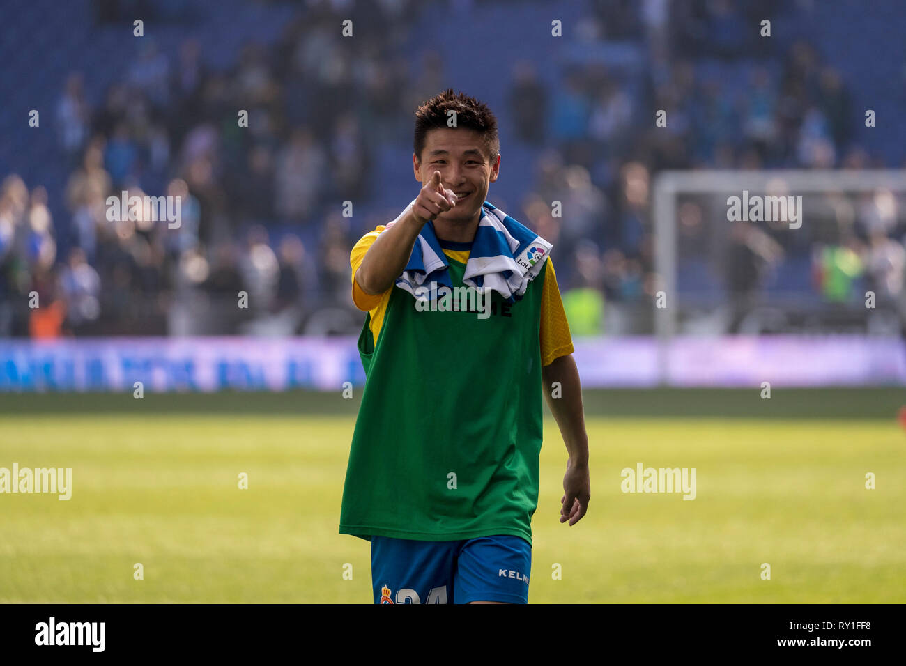 2nd, marzo 2019, RCDE Stadium, Cornellà, Spagna. La Liga, match tra RCD Espanyol e R.Valladolid. Wu Lei (24) Dire ciao ai tifosi. Credito: © Joan Gosa 2019/Alamy. Foto Stock