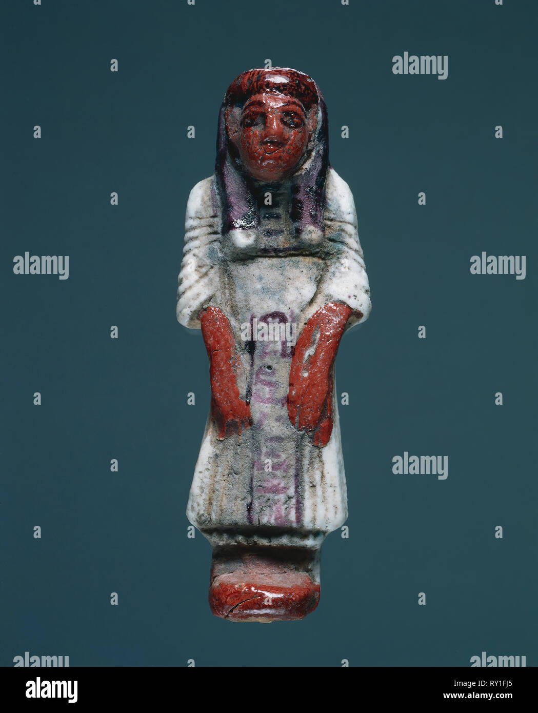 Shawabty in abito di vita quotidiana, 1295-1186 A.C. Egitto, Nuovo Regno, Dynasty 19. Maioliche policrome; complessivo: 13,5 x 5 x 3,2 cm (5 5/16 x 1 15/16 x 1 1/4 in Foto Stock