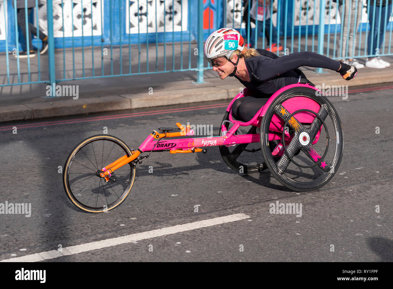 Mel Nicholls racing nella vitalità grande la metà mezza maratona attraversando il Tower Bridge di Londra, Regno Unito. Gara in sedia a rotelle Foto Stock