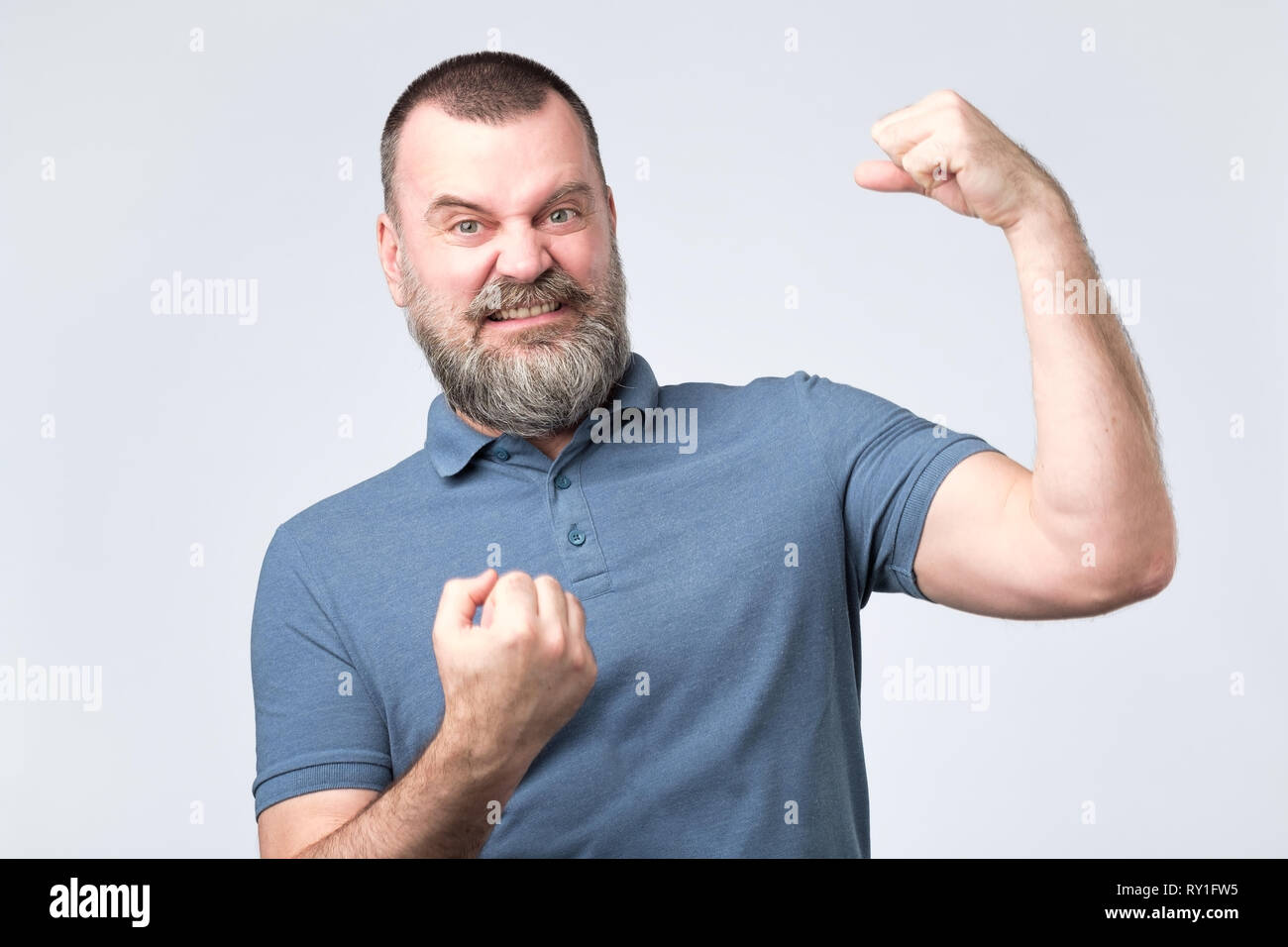 Bello del medioevo europeo uomo barbuto oltre che mostra il muscolo del braccio Foto Stock