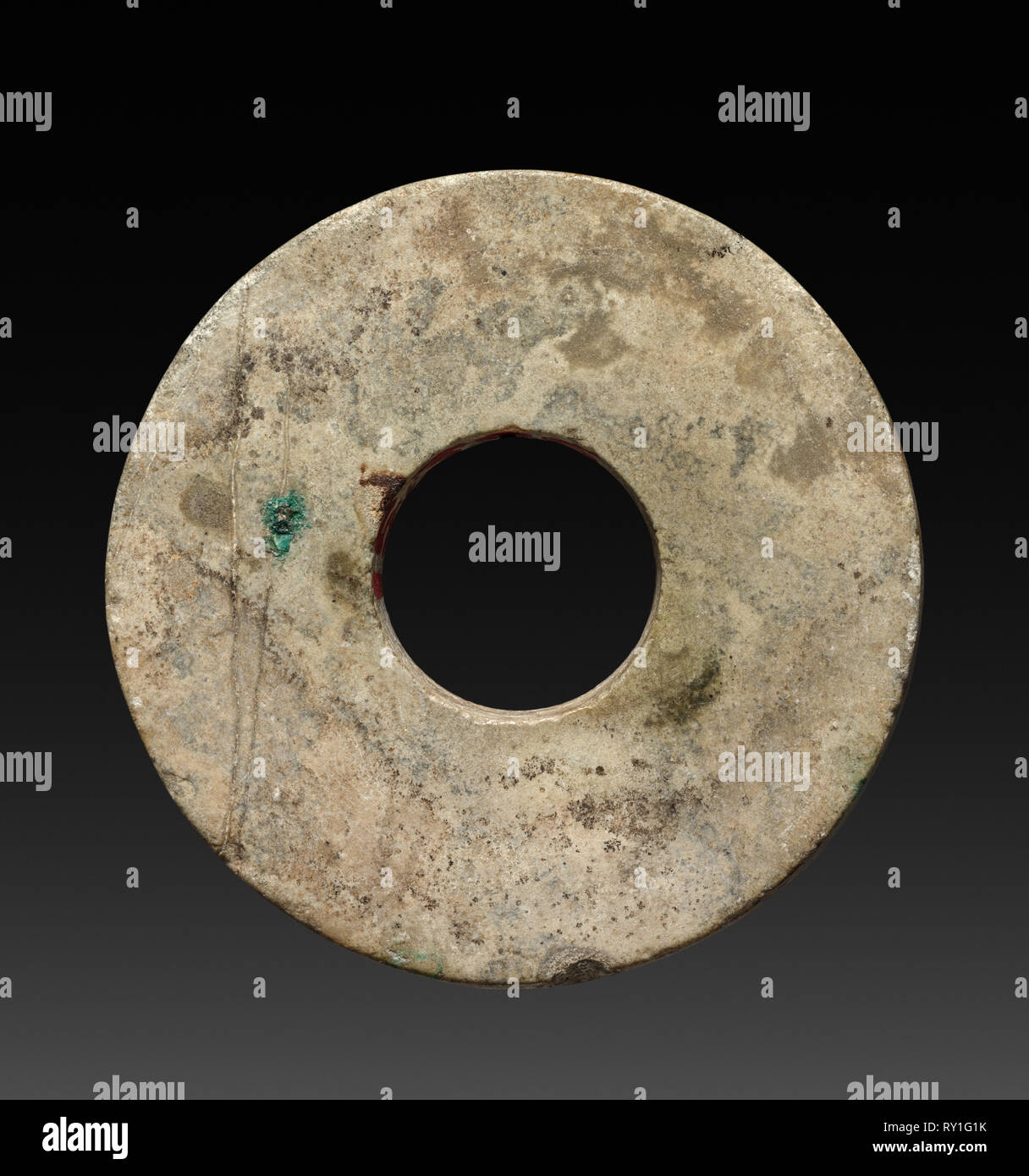 Anello, 206 BC- ANNUNCIO 220. Cina, dinastia Han (202 BC-AD 220). Jade; diametro: 4,2 cm (1 5/8 Foto Stock