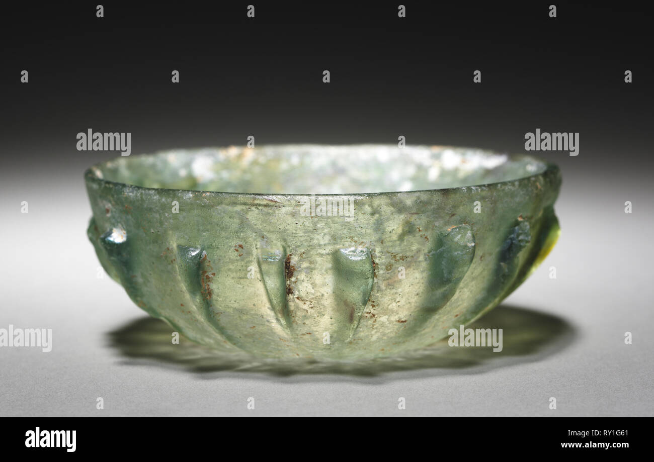 Poco profonda ciotola nervata, 25 BC-100. Mediterraneo orientale, romana, fine del I secolo A.C. - fine del I secolo. Vetro; diametro: 12 cm (4 3/4 in.), in totale: 4,5 x 12,2 cm (1 3/4 x 4 13/16 in Foto Stock