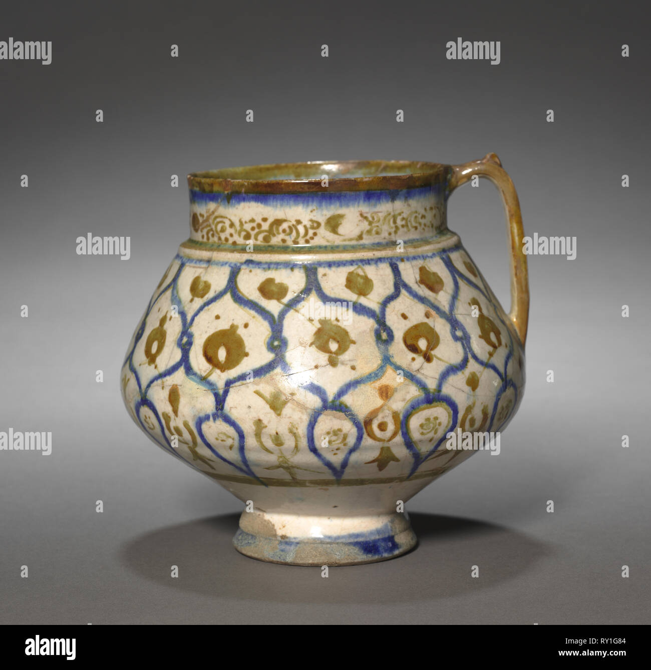 Caraffa, 1170-1220. Iran, Kashan, periodo di Seljuk. Fritware con lucentezza-verniciato; design complessivo: 14,7 x 17 cm (5 13/16 x 6 11/16 in Foto Stock