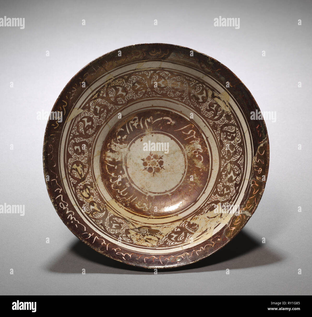 Ciotola, inizio del XIII secolo. Iran, Kashan, periodo di Seljuk. Fritware con lucentezza-verniciato; design complessivo: 9,8 x 21,5 cm (3 7/8 x 8 7/16 in Foto Stock