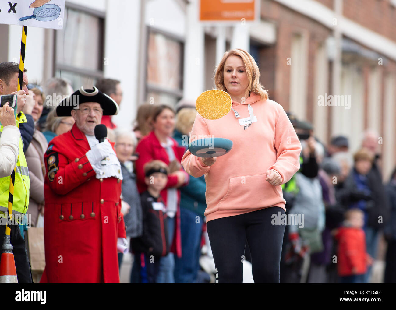 L annuale Martedì Grasso pancake gara prendono posto nel foro Street, Lichfield, England, Regno Unito Foto Stock