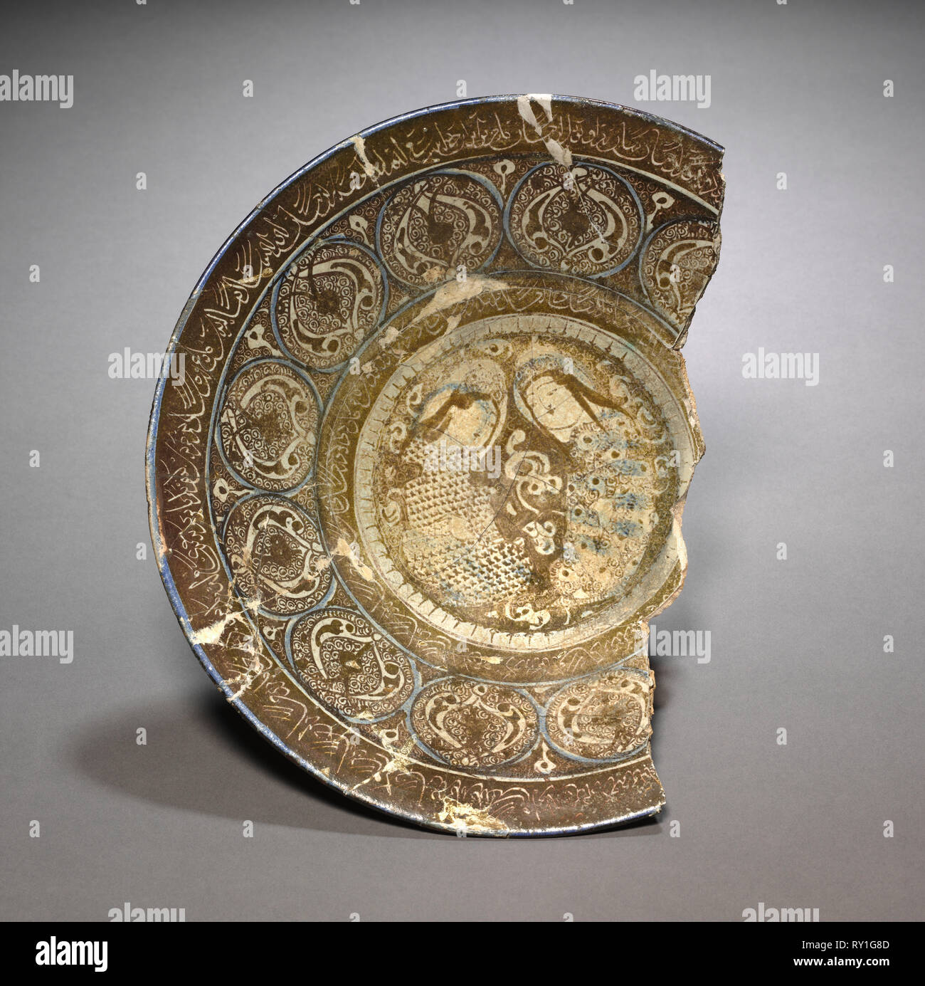 Piastra, del XIII secolo. Iran, Rayy o Raqqa (?), Periodo di Seljuk. Fritware con lucentezza-verniciato design; diametro: 32,4 cm (12 3/4 in Foto Stock