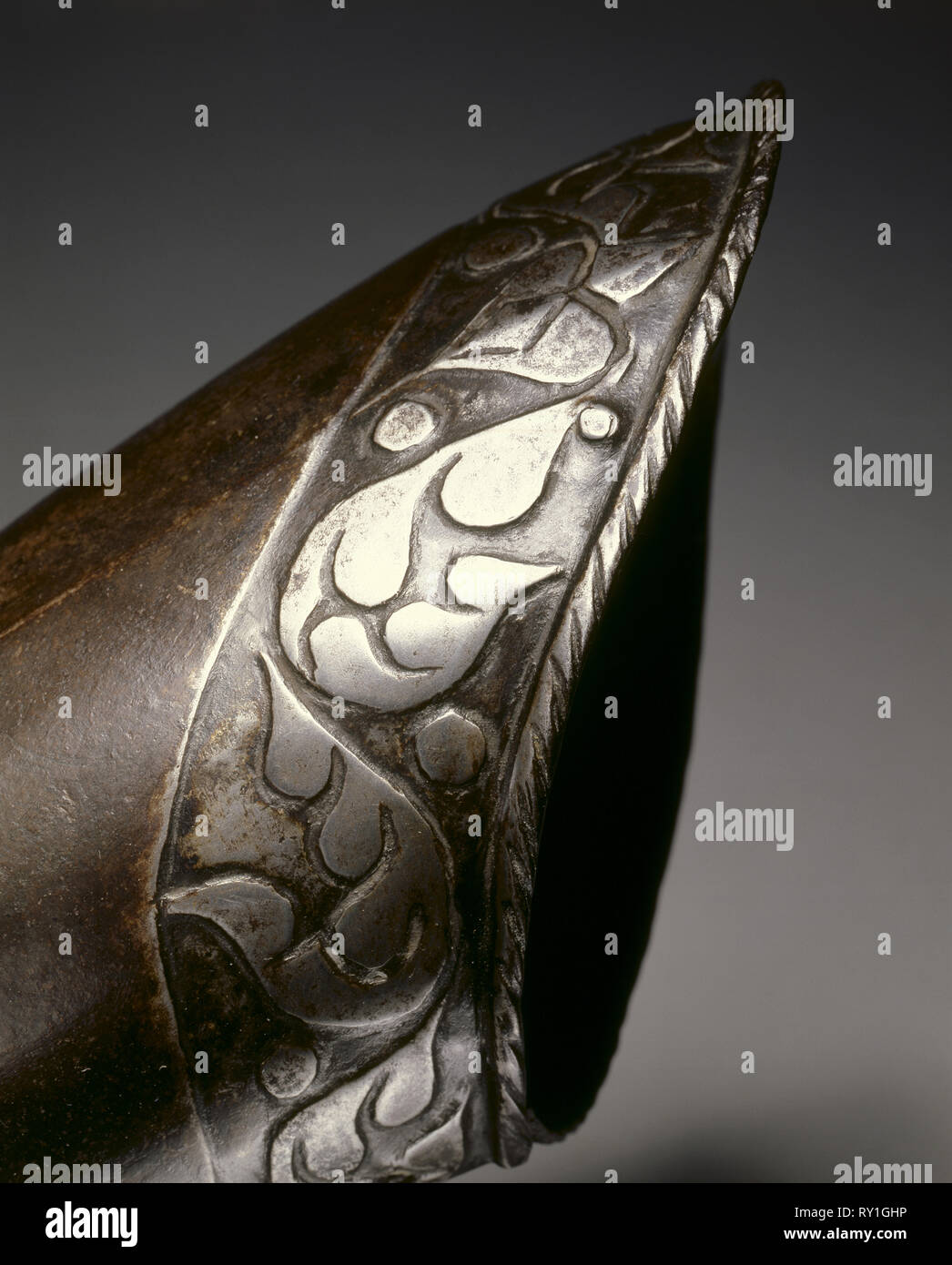 In bianco e nero il gomito sfida per la mano destra, c.1570. Germania del nord, del XVI secolo. Acciaio, annerite con cuoio; complessivo: 43,2 x 12,7 cm (17 x 5 Foto Stock