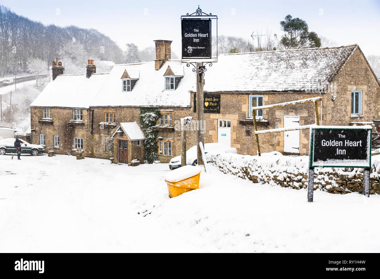 Il cuore d'Oro Inn accanto alla A417 durante una tempesta di neve Cotswold a Nettleton fondo vicino a Birdlip, GLOUCESTERSHIRE REGNO UNITO Foto Stock