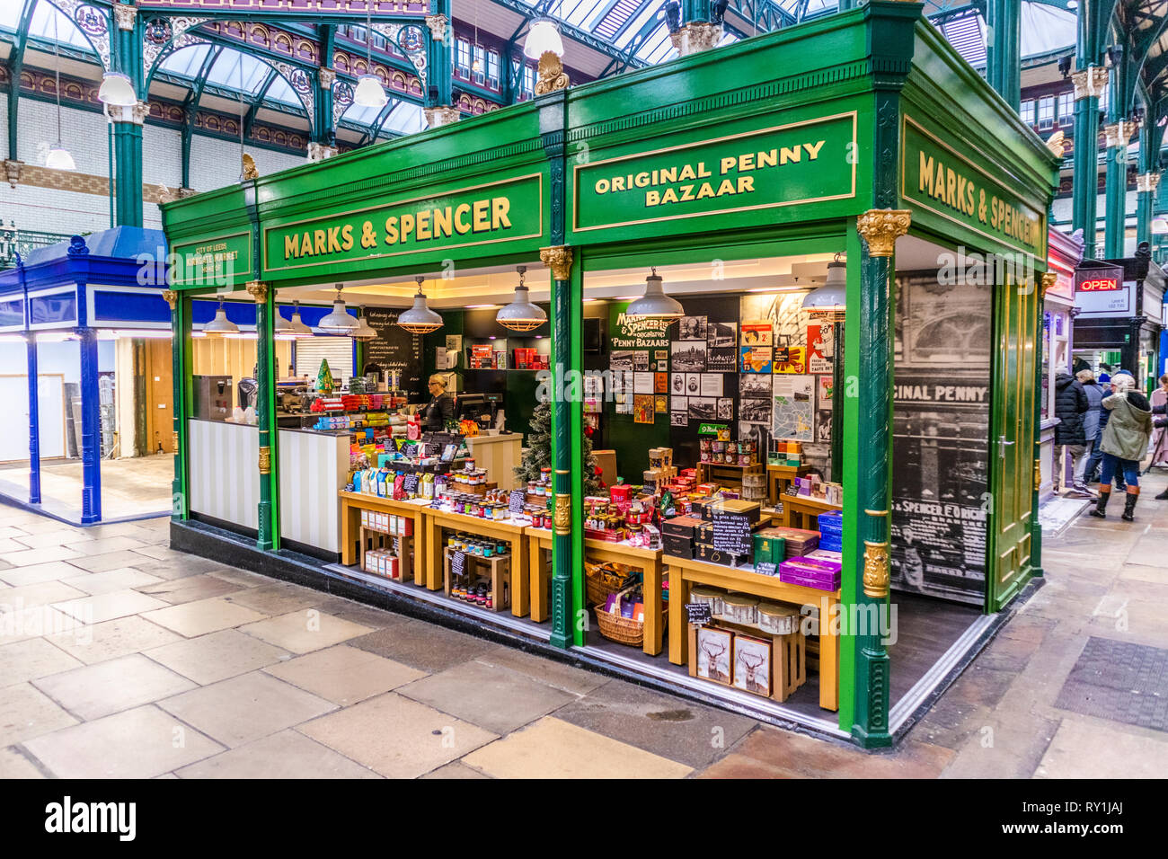 Marks e Spencer Penny originale Bazaar a Leeds Kirkgate Market, Leeds, West Yorkshire Regno Unito Foto Stock