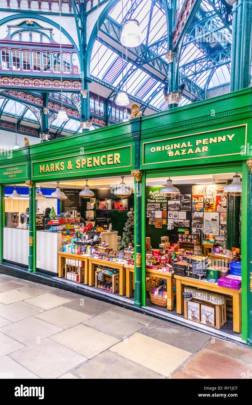 Marks e Spencer Penny originale Bazaar a Leeds Kirkgate Market, Leeds, West Yorkshire Regno Unito Foto Stock