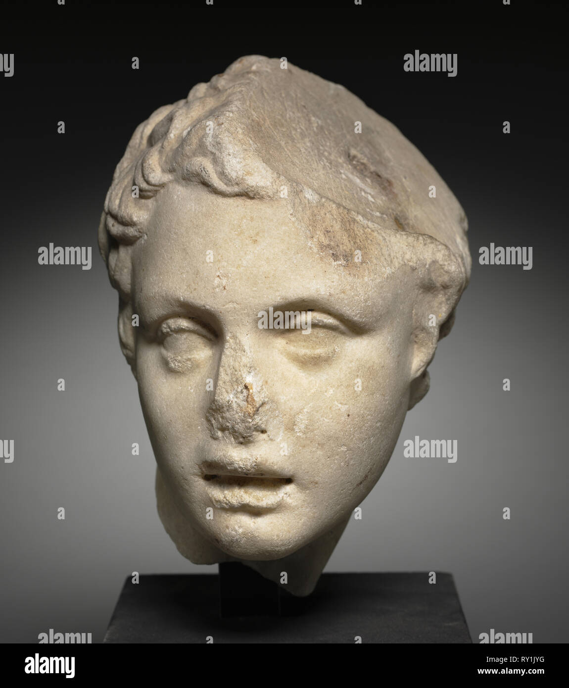 Eros il Dio dell amore, 1-100. L'Italia, romana, probabilmente del I secolo. Marmo; complessivo: 22,6 x 15,3 x 17,8 cm (8 7/8 x 6 x 7 Foto Stock