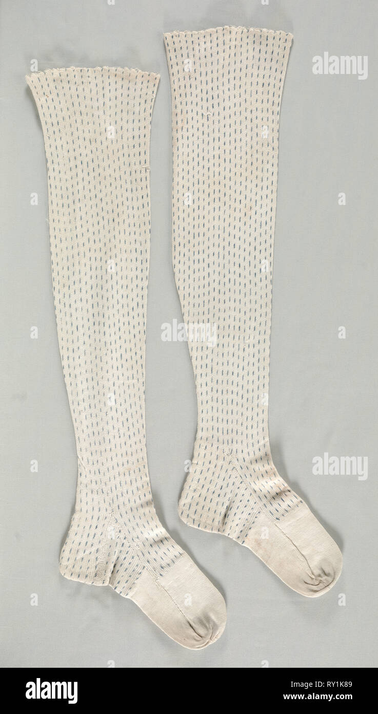 Coppia di calze, 1790. America New York, fine XVIII secolo. Maglieria;  complessivo: 79 x 22 cm (31 1/8 x 8 11/16 in Foto stock - Alamy
