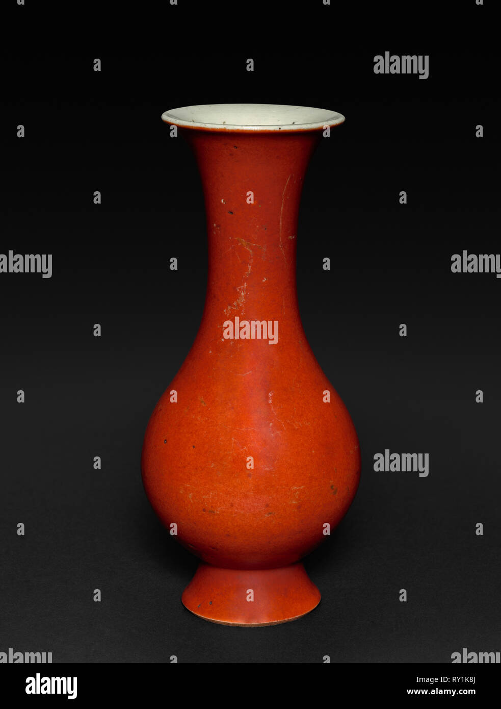 Vaso, 1723-1735. Cina, provincia di Jiangxi, Jingdezhen forni, dinastia Qing (1644-1911), Yongzheng regno (1722-1735). Porcellana; complessivo: 20,4 cm (8 1/16 in Foto Stock
