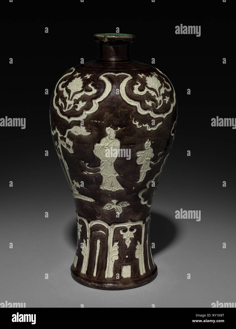 Vaso: Fahua ware, tardo XV secolo. Cina, provincia di Jiangxi, dinastia Ming (1368-1644). Porcellana; complessivo: 29,9 cm (11 3/4 in Foto Stock