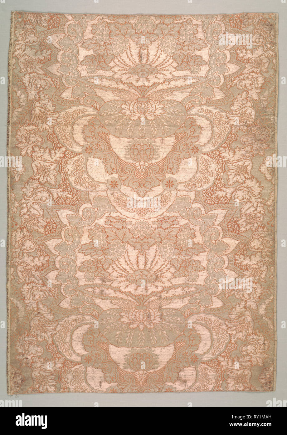 Frammento di tessili, primi 1700s. Francia, inizio del XVIII secolo in stile tardo barocco. Composto liscio satinato; complessivo: 76,8 x 54,5 cm (30 1/4 x 21 7/16 in Foto Stock