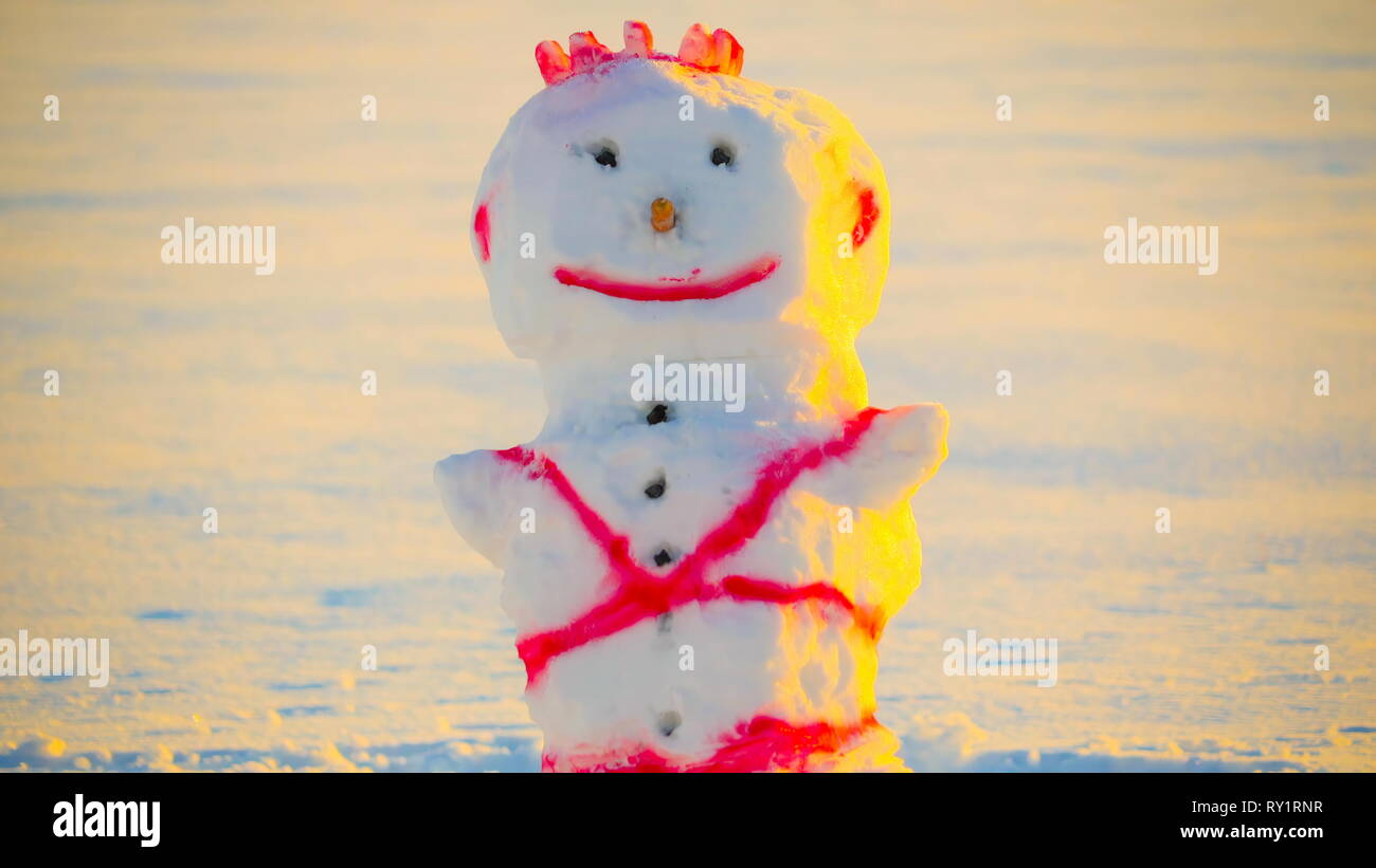 Un capelli pungenti pupazzo di neve con la vernice rosa sul suo corpo con disegni di cuori sulla sua parte inferiore Foto Stock