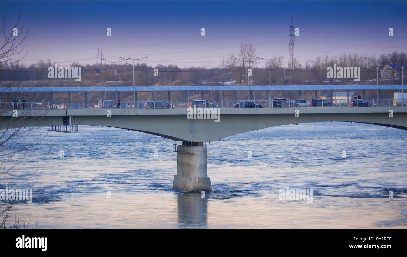 Vetture schierando fino al ponte attraversando il confine russo questo ponte si trova nella città di Narva in Estonia Foto Stock