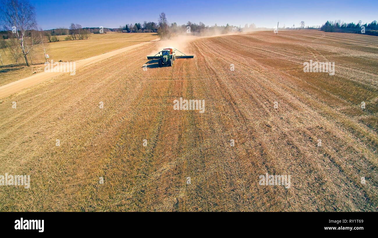 La calcinazione dei terreni agricoli in questo paese è la colata di chemicasl sulle colture Foto Stock