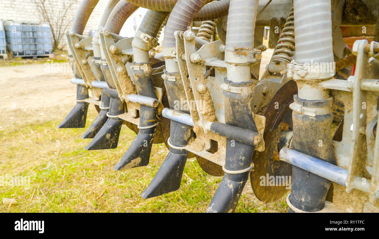 La parte fangosa del veicolo per l'agricoltura è utilizzato in operazioni di aratura terreno durante la coltivazione e la raccolta Foto Stock