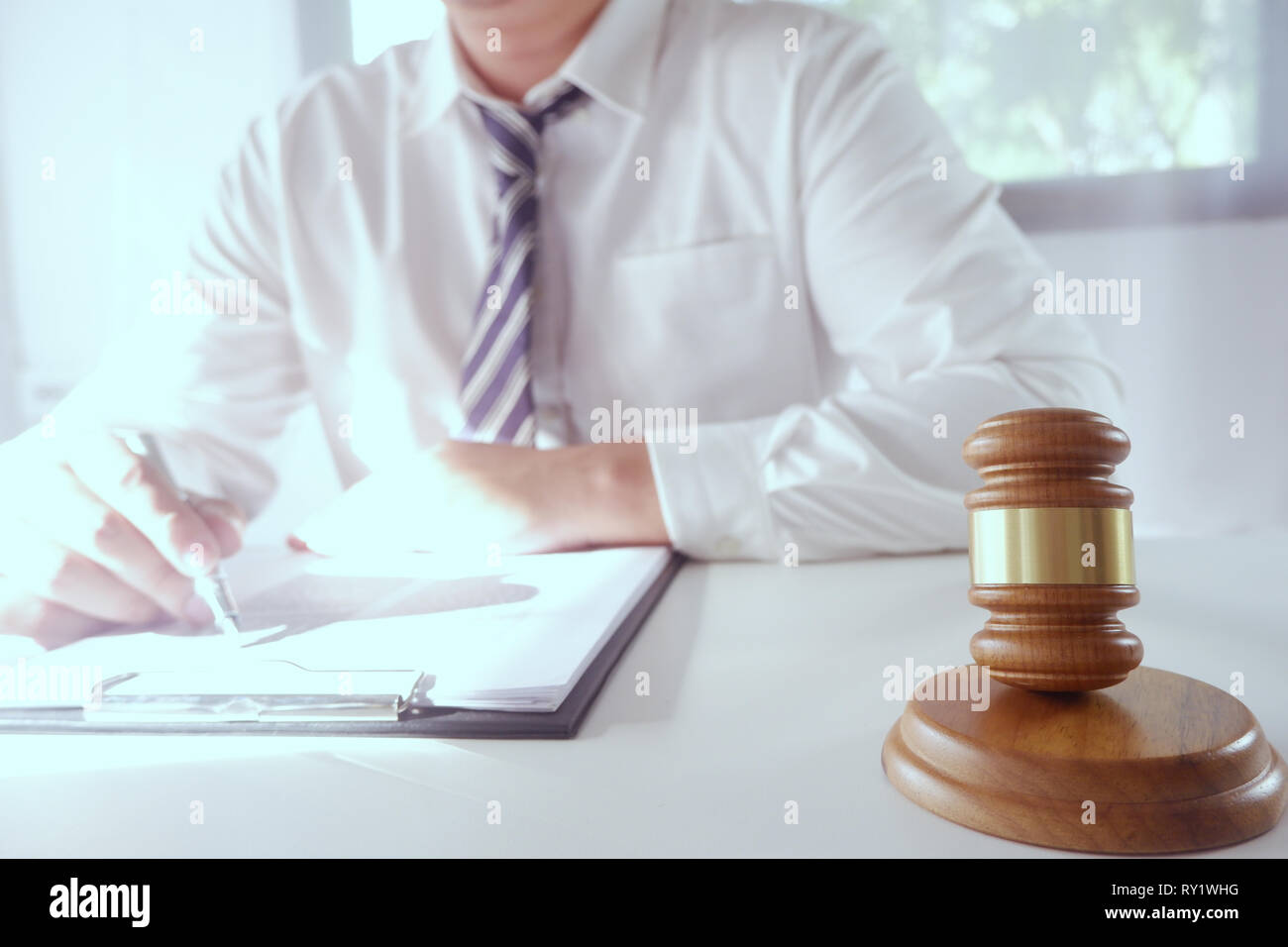 Il consulente legale presenta un contratto con martello e diritto legale. Giustizia e avvocato concetto Foto Stock