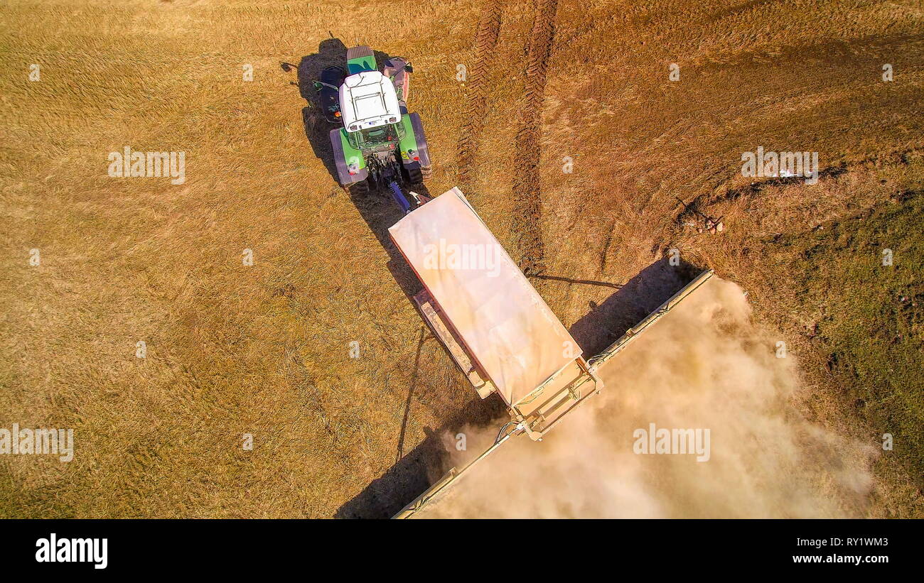 Un verde carrello facendo la agriliming sul grande campo in fattoria Foto Stock