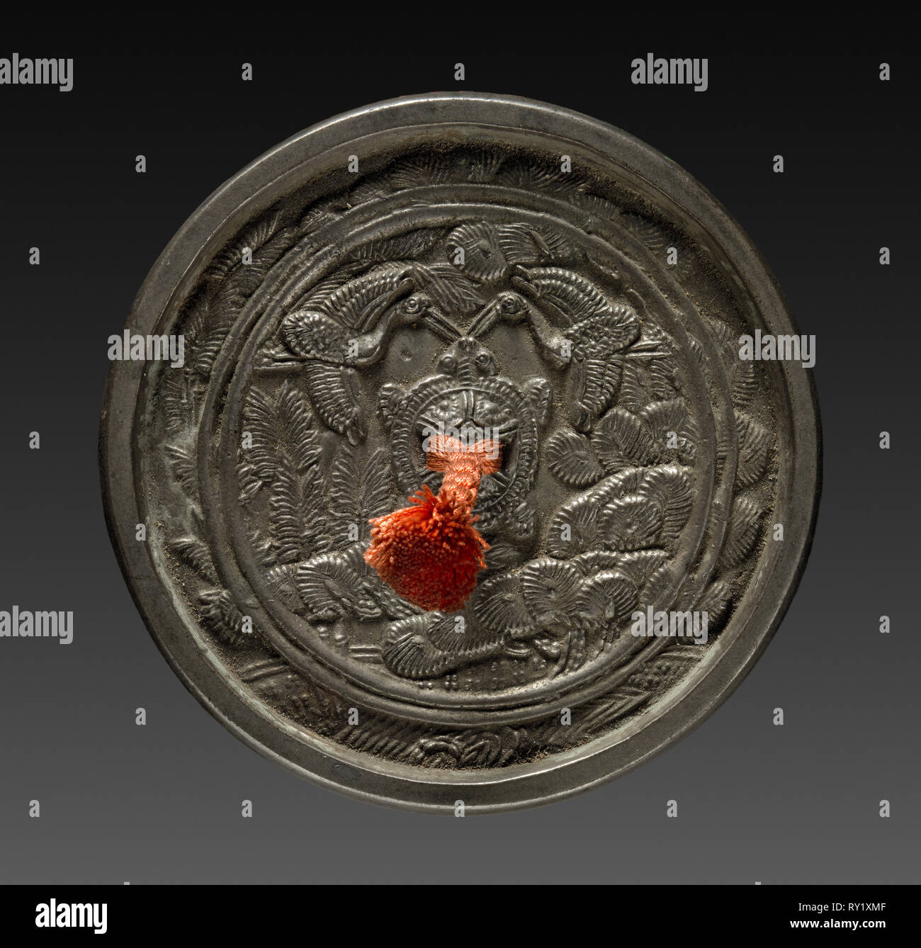 Specchio, 1615-1868. Giappone, Periodo Edo (1615-1868). Bronzo; diametro: 7 cm (2 3/4 in Foto Stock