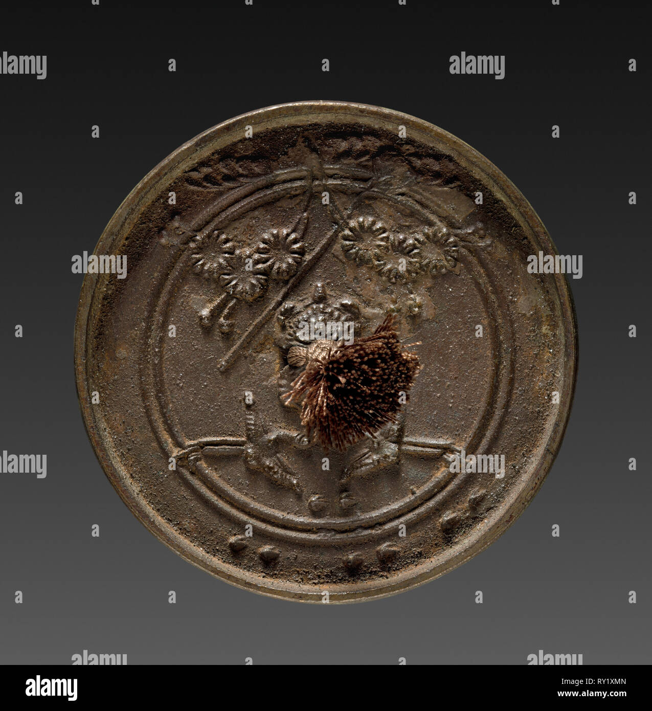 Specchio, 1615-1868. Giappone, Periodo Edo (1615-1868). Bronzo; diametro: 6,4 cm (2 1/2 in Foto Stock