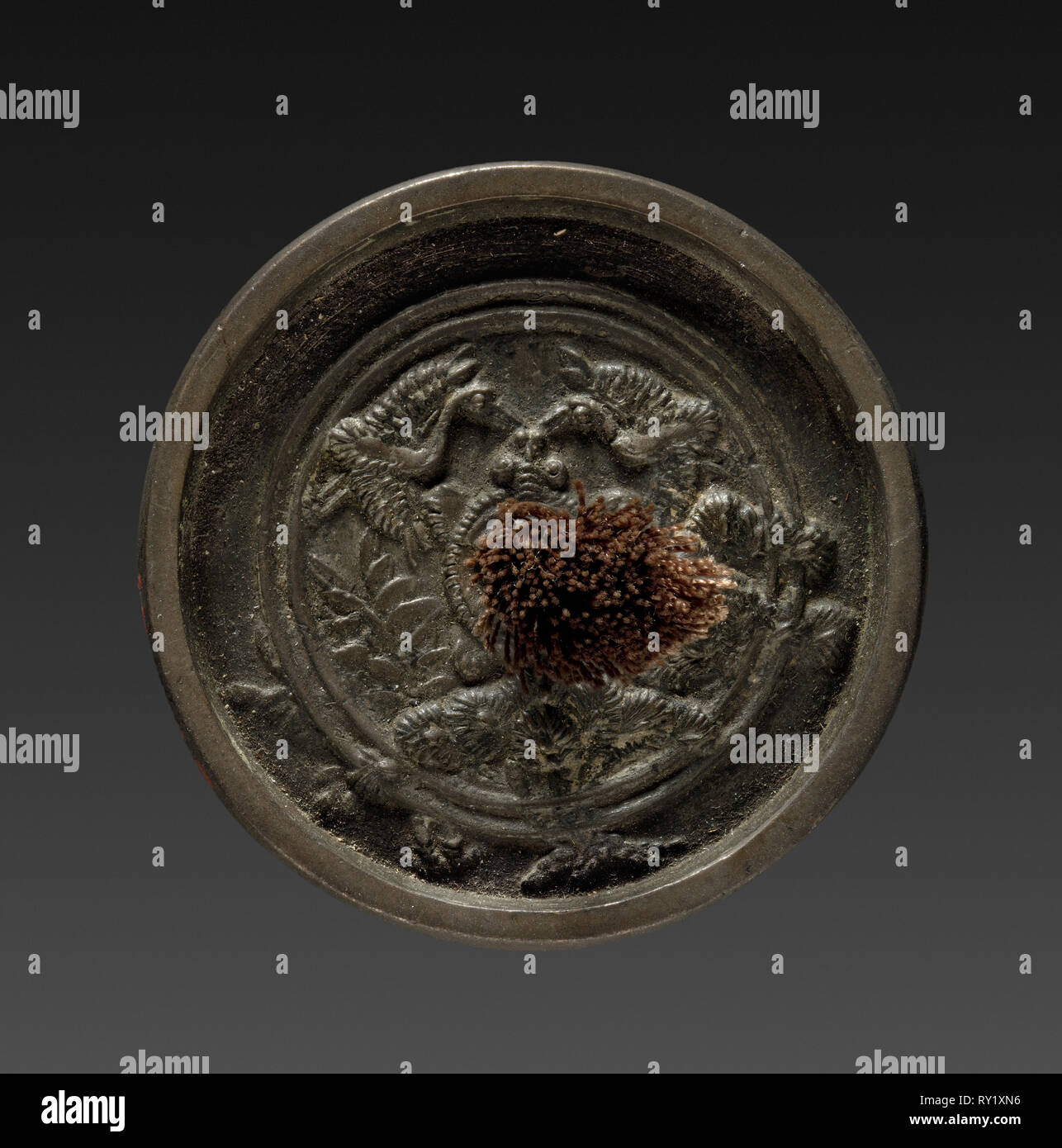 Specchio, 1615-1868. Giappone, Periodo Edo (1615-1868). Bronzo; diametro: 4,6 cm (1 13/16 in Foto Stock