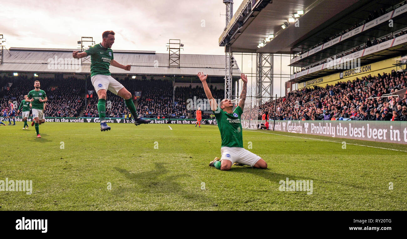 Anthony Knockaert di Brighton celebra il punteggio del vincitore come Dale Stephens salti nel telaio durante il match di Premier League tra Crystal Palace e Brighton & Hove Albion a Selhurst Park di Londra . 09 Marzo 2019 solo uso editoriale. No merchandising. Per le immagini di calcio FA e Premier League restrizioni si applicano inc. no internet/utilizzo mobile senza licenza FAPL - per i dettagli contatti Football Dataco Foto Stock