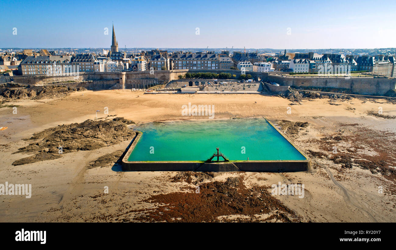Saint-Malo (Bretagna, a nord-ovest della Francia): Vista aerea della piscina di acqua salata sulla spiaggia di Bon Secours e città interna Foto Stock
