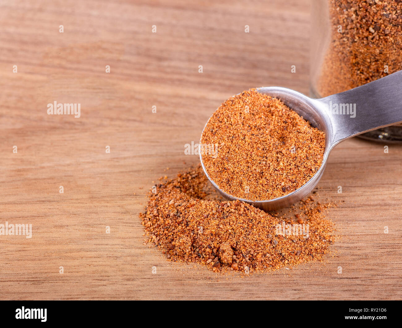 Primo piano della noce moscata grattugiata e il misurino su una tavola di legno con spazio di copia Foto Stock