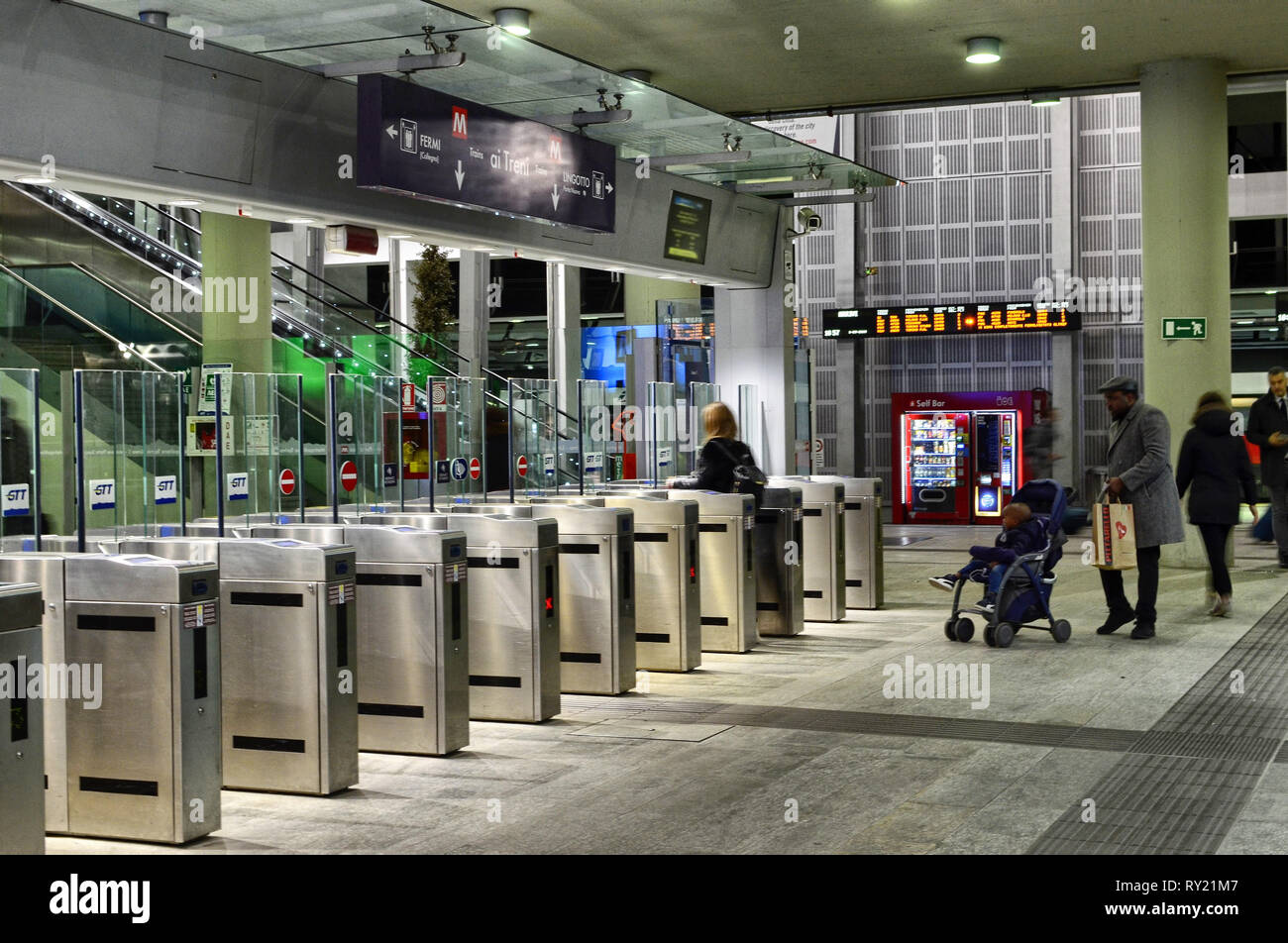 Torino Piemonte, Italia. Marzo 2019. Tramonto verso l'interno della stazione di Porta Susa, una moderna e futuristica in vetro e struttura in acciaio. La metr Foto Stock