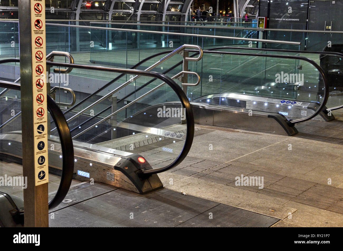 Torino Piemonte, Italia. Marzo 2019. Tramonto verso l'interno della stazione di Porta Susa, una moderna e futuristica in vetro e struttura in acciaio. Escalato Foto Stock